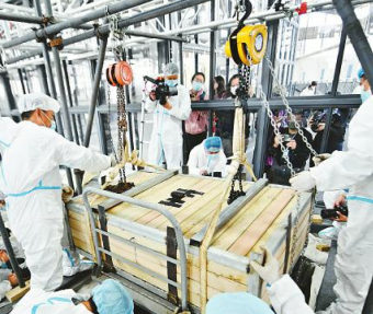 手拉葫芦成功吊装出三星堆祭祀区遗物