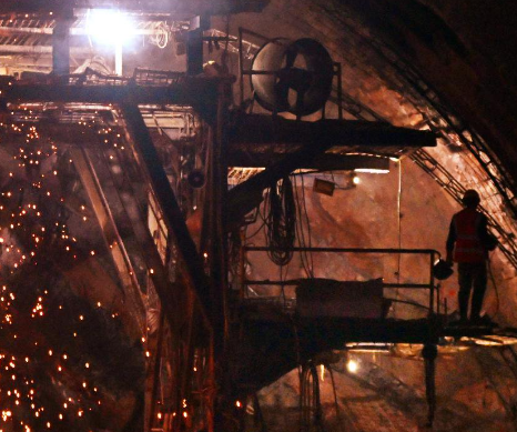 海底高铁隧道建设过程中手拉葫芦的作用